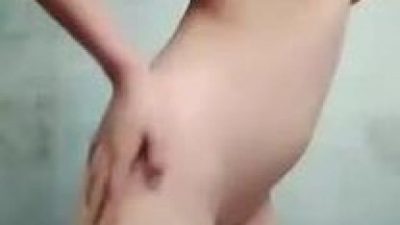 Đi học về là em cởi để khoe hàng .
