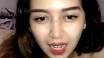 Em gái Châu Á vú to ti thâm livestream