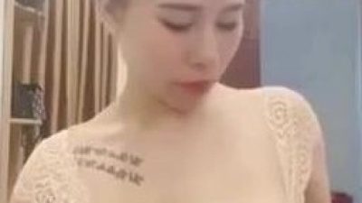 Em gái bán hàng có tâm thử luôn sản phẩm khi khách yêu cầu