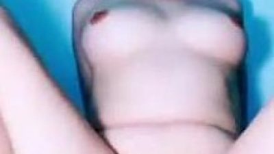 em hàng siêu múp ngồi nhấp với sextoy