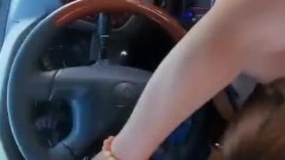 Đang lái máy cày thì bị người yêu bú cu