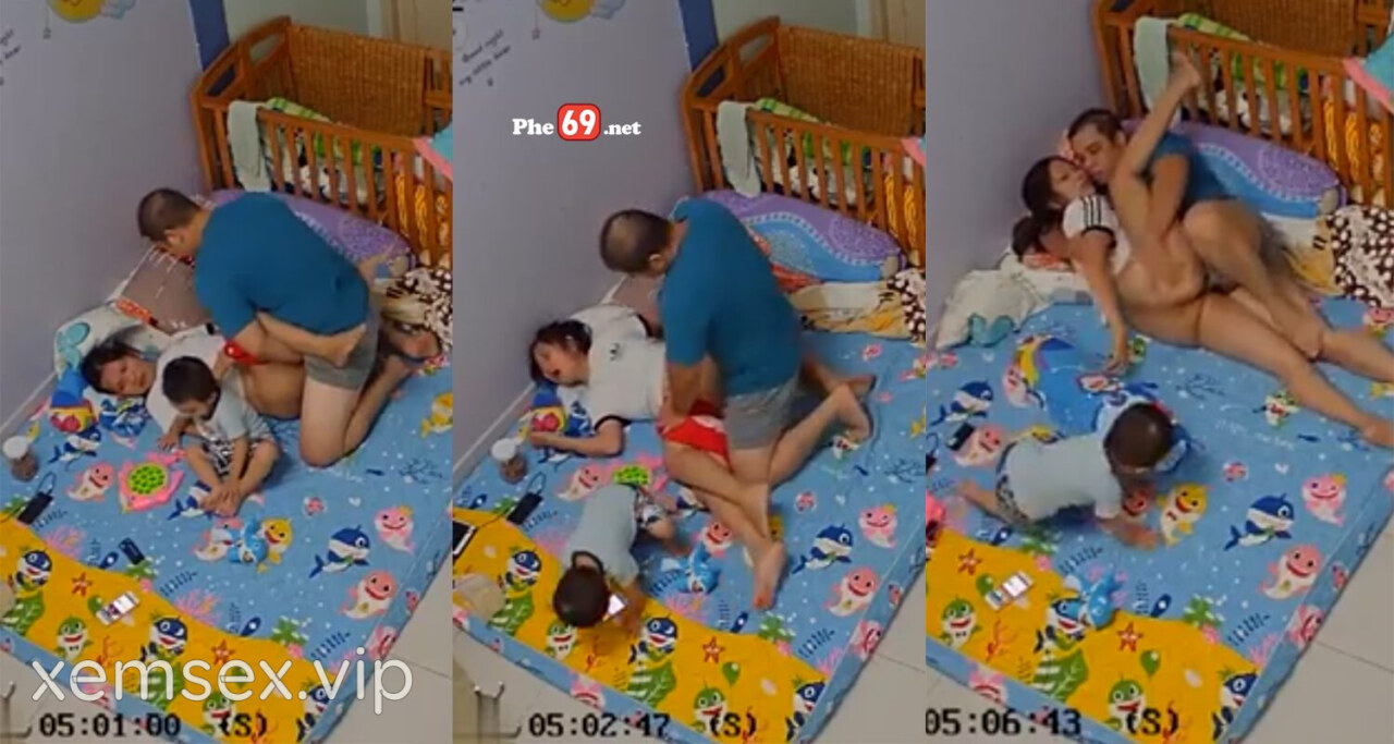 Hack cam tranh thủ lúc con chơi hai vợ chồng địt nhau cho đỡ nứng