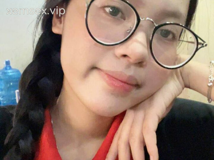 Ảnh 1 của Lộ clip sex Em gái đeo kính đụ nhau với bạn trai, anh bắn rồi hả (Full Clip + Pic)