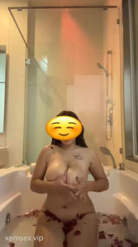 Massage Cặp Vú Khủng Của Vợ Dâm #2