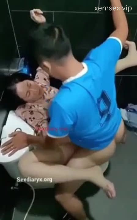 Máy Bay – ( Quay Lén) Em Trai Hì Hục Phục Vụ Vợ Sếp Trong WC Cực Căng #1