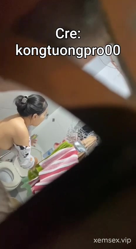 Quay Lén Em Gái Học Lớp 11 Tắm Vú Mớm Còn Ngon #2