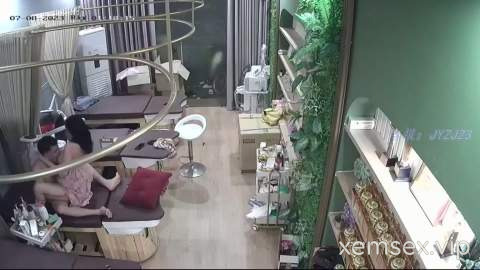 Vợ đi Vắng Chồng Phang Bạn Vợ Tại Spa Của Vợ (Camera) #4